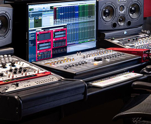 混音师Kenny Kaiser使用Focusrite Red和RedNet技术将演出现场声音变为杜比全景声